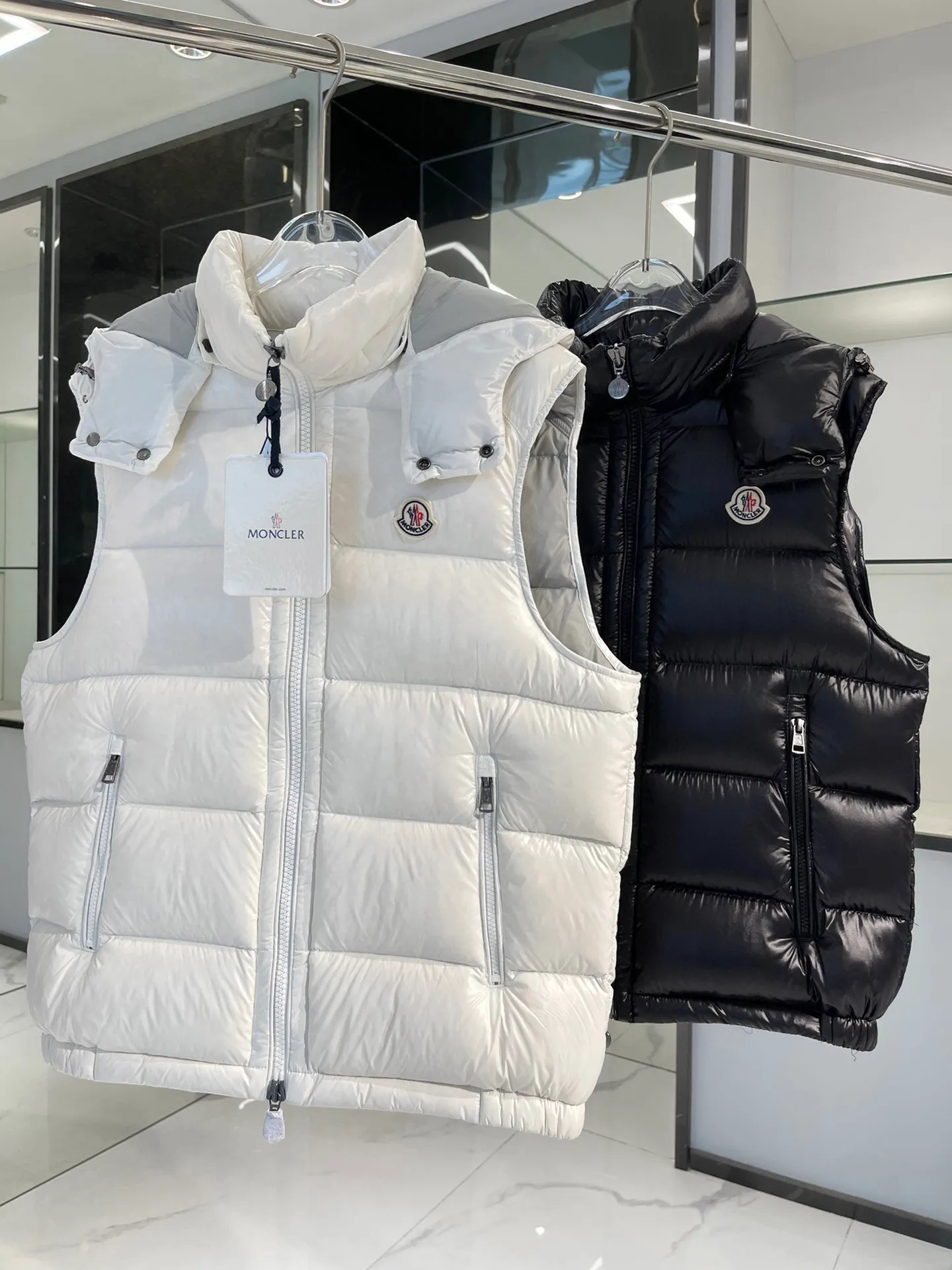 𝐌𝐨𝐧𝐜𝐥𝐞𝐫 Classic ‼️ ❗️ ， ， ， ！ 1⃣️Gray ， ， 90% +10% ！ ， 👍 2⃣️ ， m ！ ， ， ！ Breathable ， ！ 3⃣️ Classic New Arrival ， ， logo ， 4⃣️ 、 ！ ， ， !